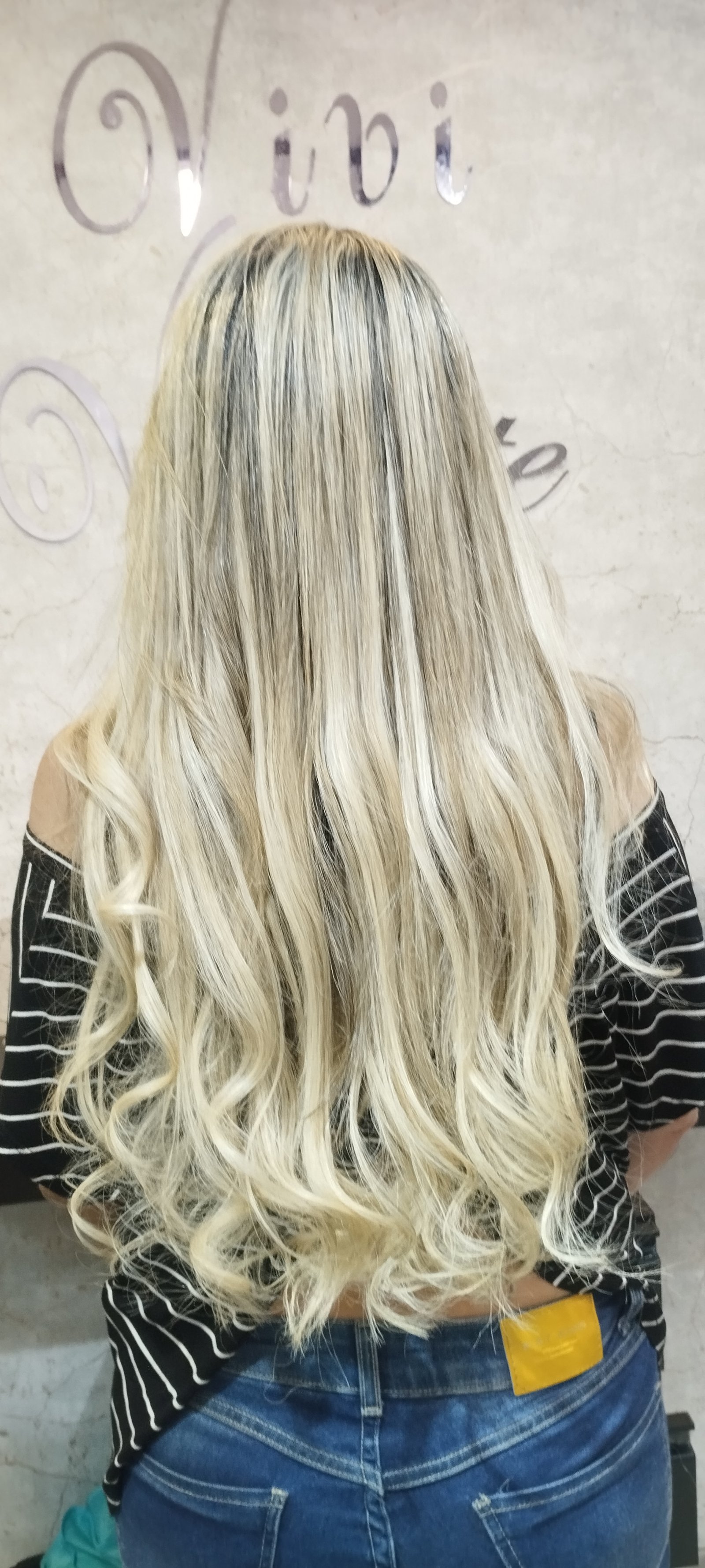 Depois: cabelo platinado longo, cheio e modelado